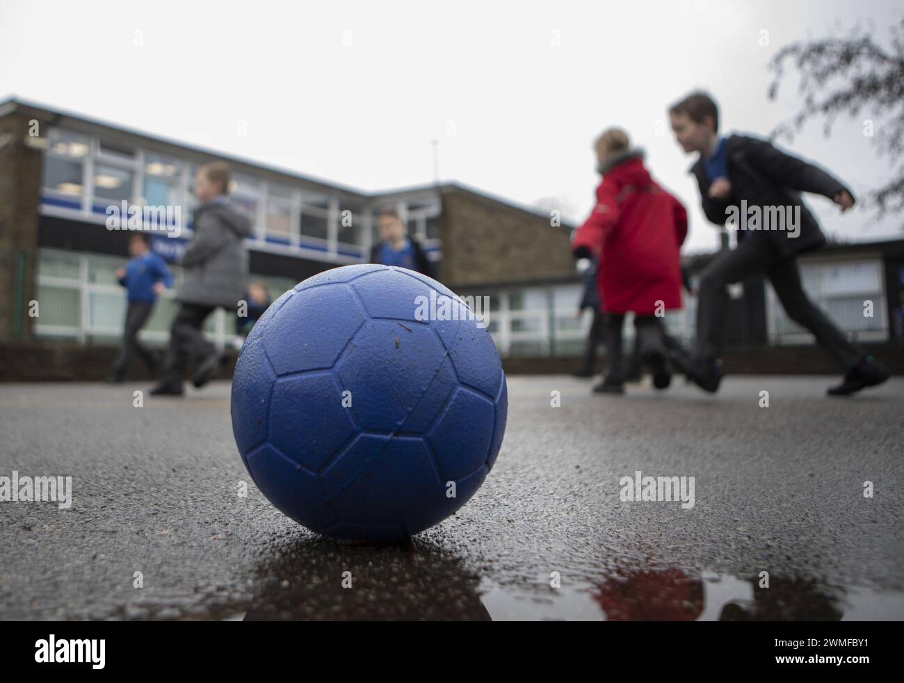 Foto datata 27/11/19, di bambini che giocano durante una pausa in una scuola elementare nello Yorkshire. Gli attivisti ritengono che vi sia ancora un "enorme divario” tra il costo di crescere un bambino in Scozia e il reddito familiare, nonostante i recenti sforzi del governo per fornire ulteriore sostegno. Data di pubblicazione: Lunedì 26 febbraio 2024. Foto Stock