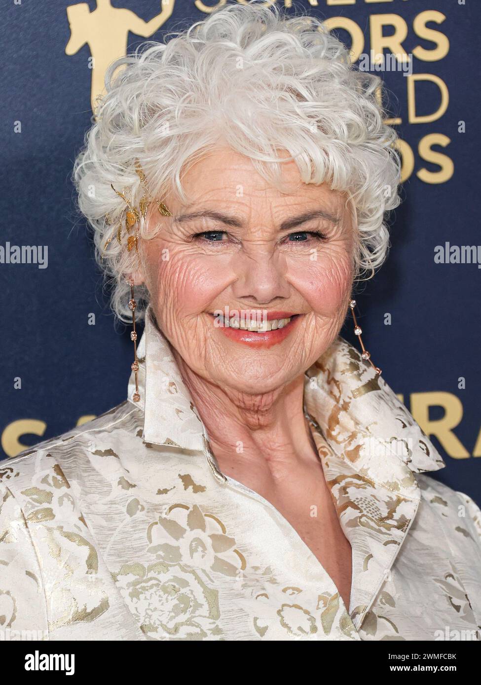 LOS ANGELES, CALIFORNIA, USA - 24 FEBBRAIO: Annette Badland indossa Atelier Versace SS15 Couture arriva al 30° Annual Screen Actors Guild Awards tenutosi presso lo Shrine Auditorium e Expo Hall il 24 febbraio 2024 a Los Angeles, California, Stati Uniti. (Foto di Xavier Collin/Image Press Agency) Foto Stock