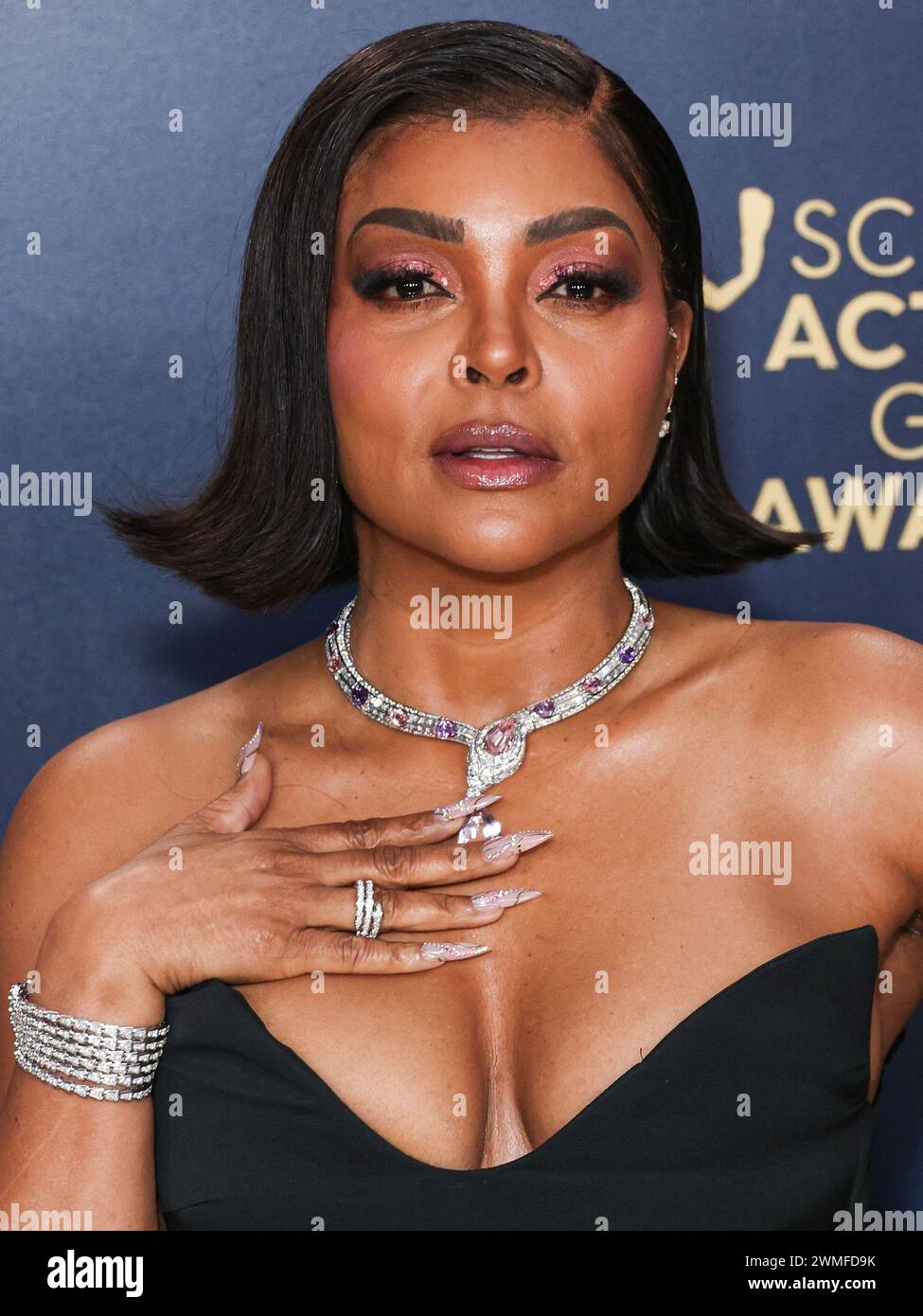 LOS ANGELES, CALIFORNIA, USA - 24 FEBBRAIO: Taraji P. Henson indossa Giambattista Valli arriva al 30° Annual Screen Actors Guild Awards tenutosi presso lo Shrine Auditorium e Expo Hall il 24 febbraio 2024 a Los Angeles, California, Stati Uniti. (Foto di Xavier Collin/Image Press Agency) Foto Stock