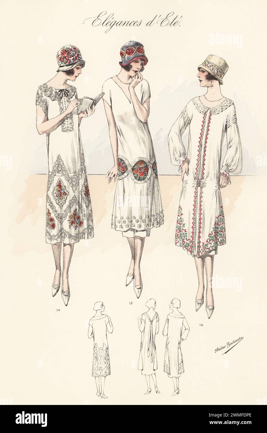 Tre flappers in cappelli e camici ricamati. Camice voile di seta 14, camice crepe di seta con pannello frontale della tunica 15 e camice mousseline voile con tunica pinafore 16. Litografia a colori di Atelier Bachwitz di Modell-Kleider fur den Hochsommer, Elegances d'Ete, Fashions for the Hot Season, Atelier Bachwitz AG, Vienna, 1925. Foto Stock