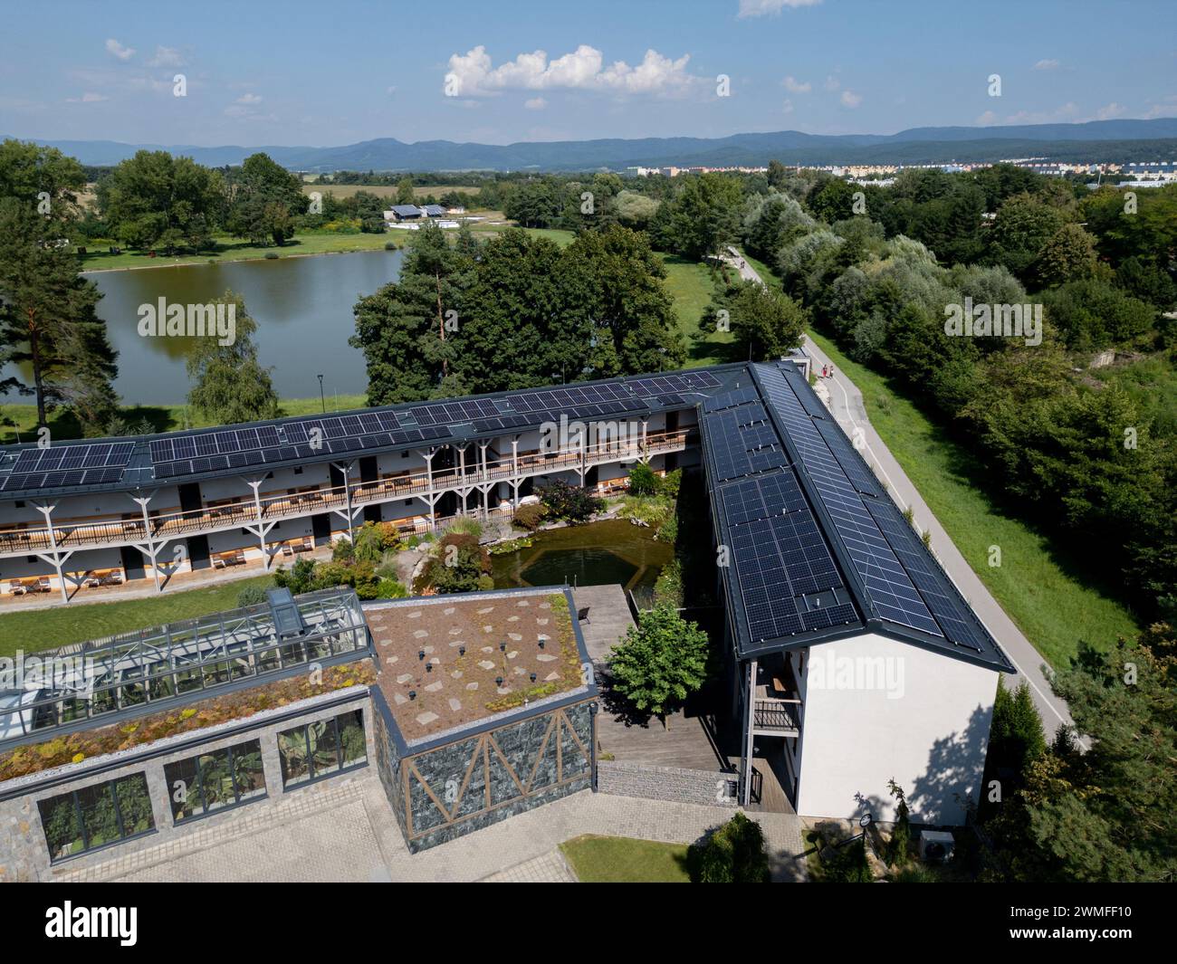 Vista aerea dei pannelli solari sul tetto del complesso alberghiero. Energia solare come fonte di energia rinnovabile nel settore commerciale. Foto Stock