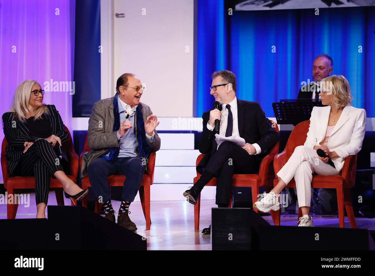 Roma, Italia. 14 febbraio 2024. Foto Cecilia Fabiano/LaPresse 14 febbraio 2024 Roma, Italia - Cronaca - punta speciale del Maurizio Costanzo Show nella foto: Lo spettacolo al teatro Parioli, da sinistra Mara Venier, Renzo Arbore, Fabio Fazio, Maria De Filippi 14 febbraio 2024 Roma, Italia - speciale Maurizio Costanzo Show nella foto: Lo spettacolo Credit: LaPresse/Alamy Live News Foto Stock