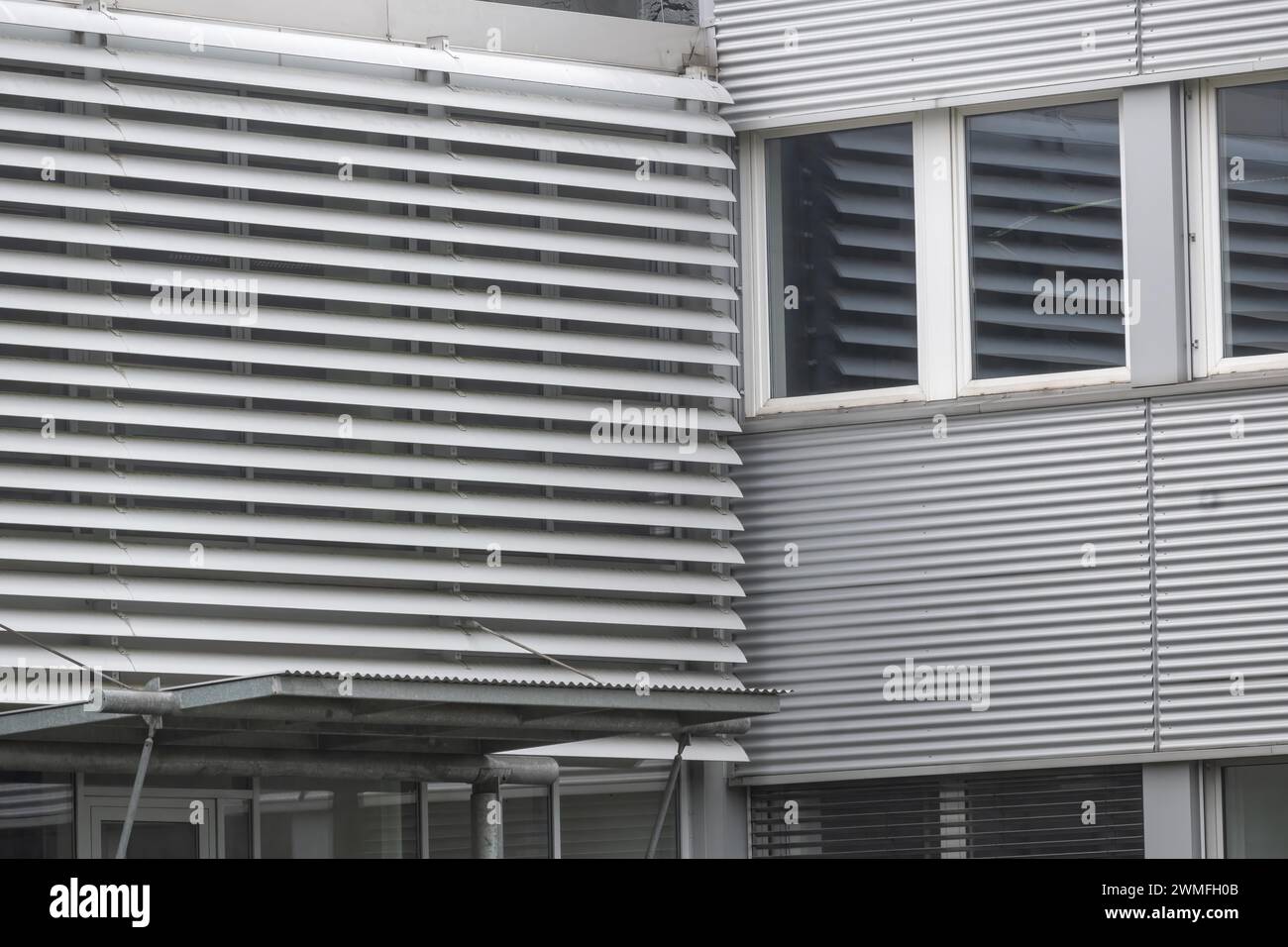 Edificio industriale inutilizzato con facciata in metallo Foto Stock