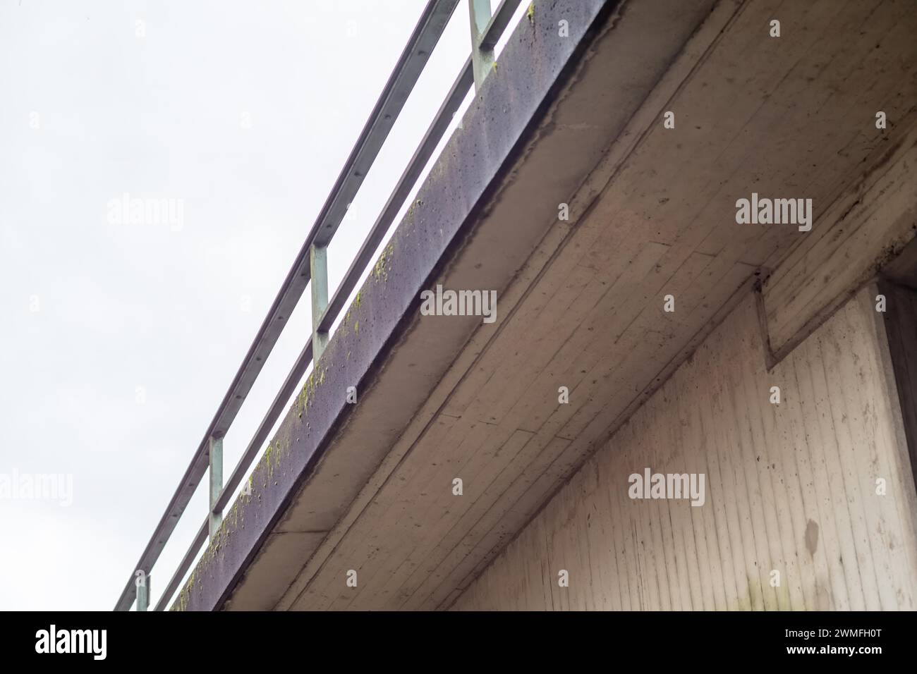 Ponte in cemento con ringhiera dal basso Foto Stock
