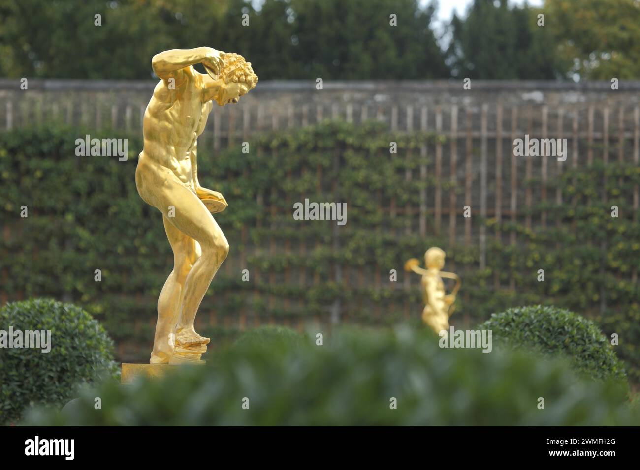 Satiro con piatto come statua dorata, scultura, dorato, giocatore di piatti, splendente, splendente, orangerie, giardino del castello, Weilburg, Taunus, Assia, Germania Foto Stock