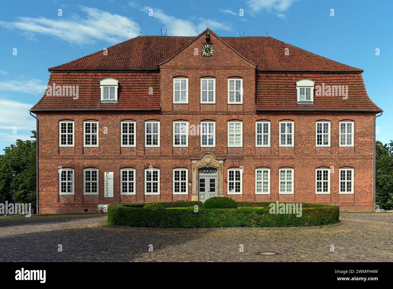 Ex castello di Plueschow, costruito nel 1763, ora centro culturale, Am Park 6, Plueschow, Meclemburgo-Vorpommern, Germania Foto Stock