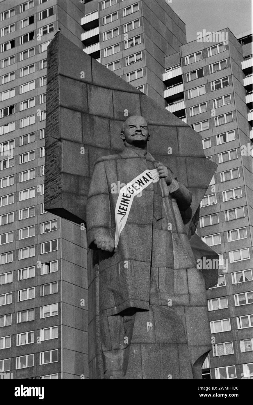 Lenin Monument with banner No Violence poco prima dell'inizio dei lavori di demolizione, Leninplatz, Friedrichshain District, Berlino, Germania Foto Stock