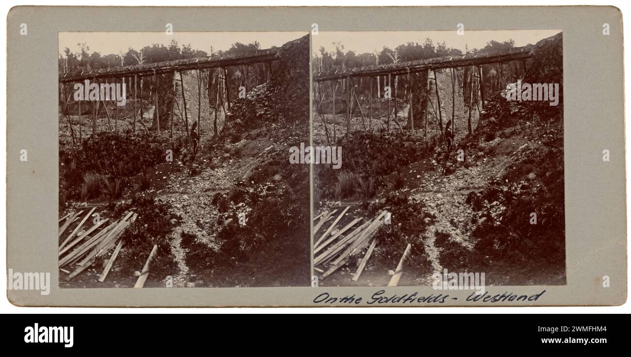 Foto stereotipo delle vampate utilizzate sulla costa occidentale della nuova Zelanda durante le corse d'oro per portare l'acqua ai siti di prospezione. Senza data. Foto Stock