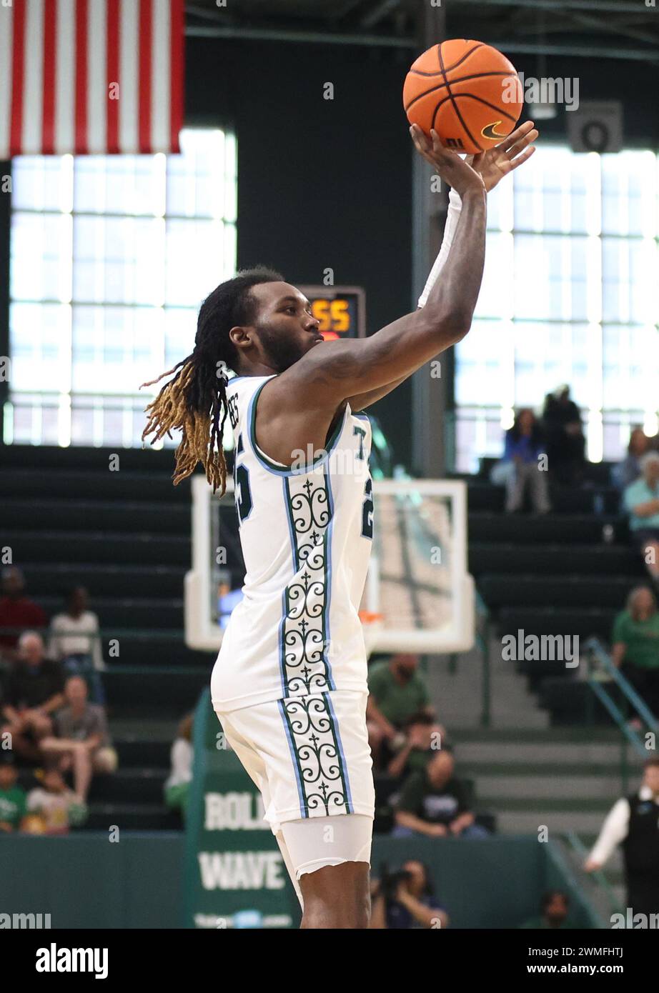 La guardia di Tulane Green Wave Jaylen Forbes (25) spara un tre puntini durante una partita di basket maschile dell'American Athletic Conference alla Fogleman Arena di New Orleans, Louisiana, domenica 25 febbraio 2024. (Foto di Peter G. Forest/Sipa USA) Foto Stock