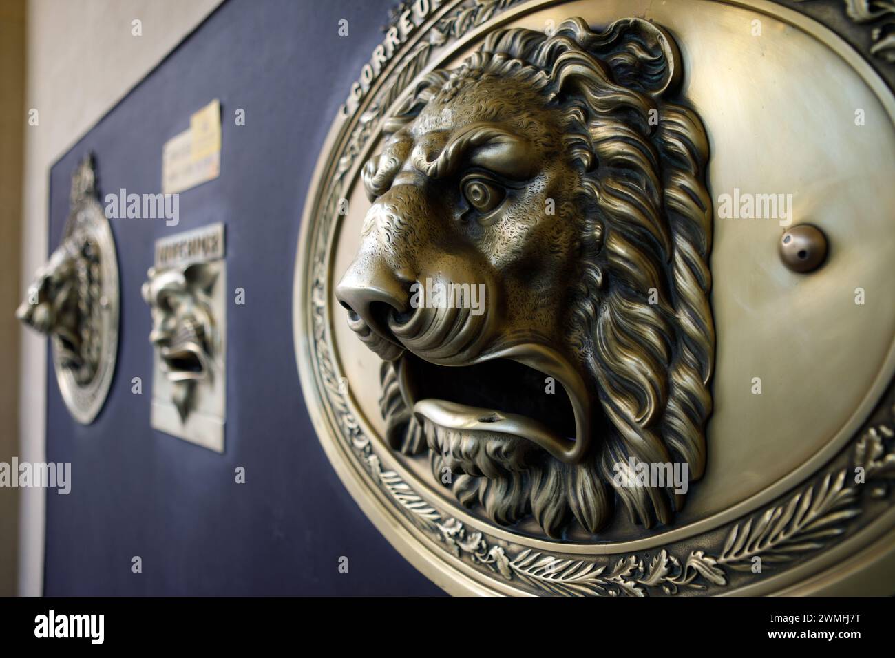 La cassetta postale di Correos es España ha la forma di una testa di leone Foto Stock