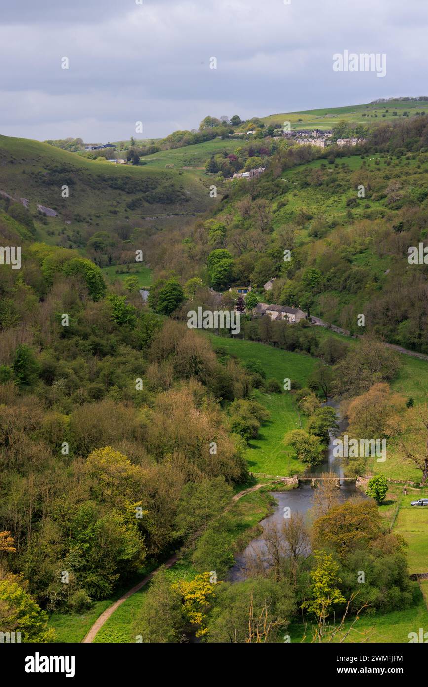Vista sulla valle del fiume Wye sul Monsal Trail nel Derbyshire, Regno Unito Foto Stock
