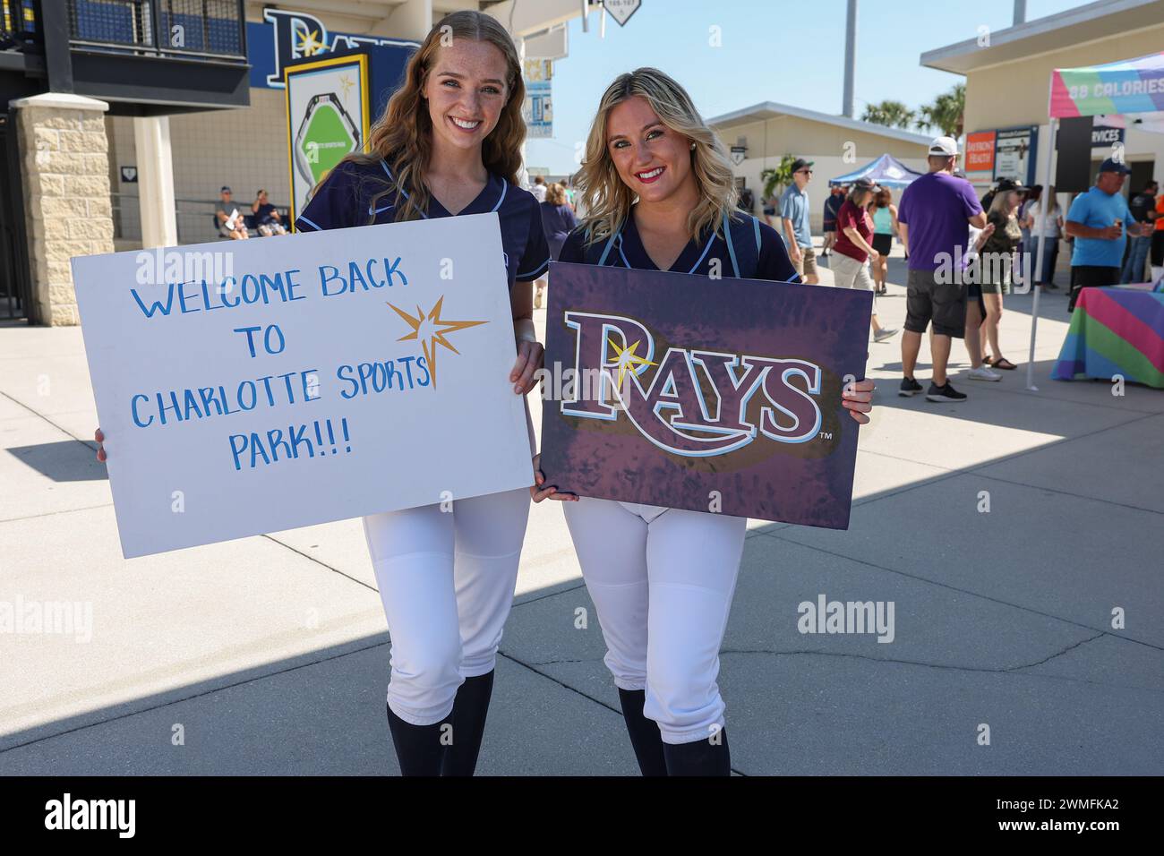 Port Charlotte, FL: Un'immagine generale dei membri del Ray Team che accolgono i tifosi durante una partita di allenamento primaverile della MLB contro i Detroit Tigers il 25 febbraio 2 Foto Stock