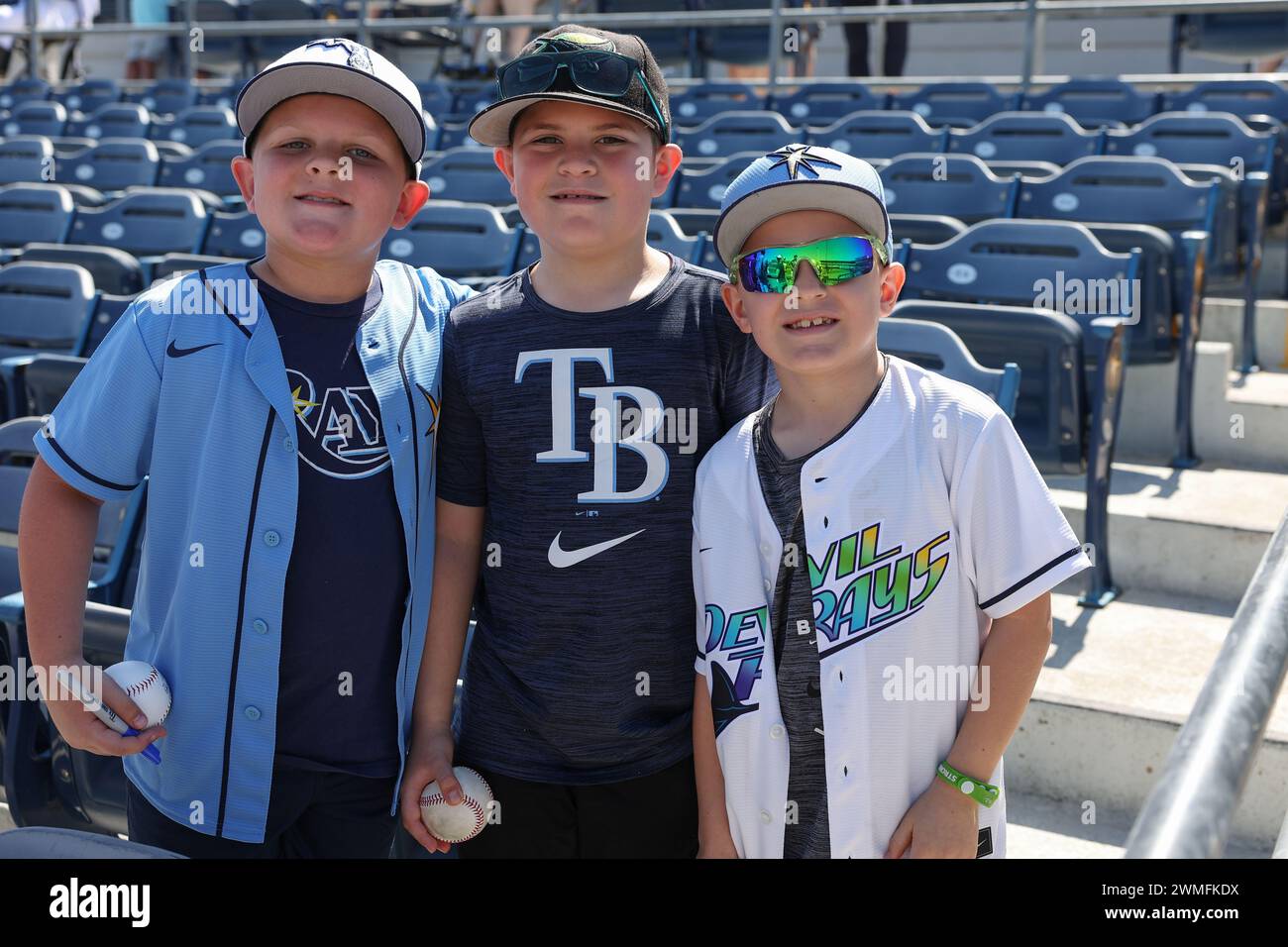 Port Charlotte, FL: Tre giovani tifosi che sperano in un autografo prima di una partita di allenamento primaverile della MLB tra i Tampa Bay Rays e i Detroit Tigers On Foto Stock
