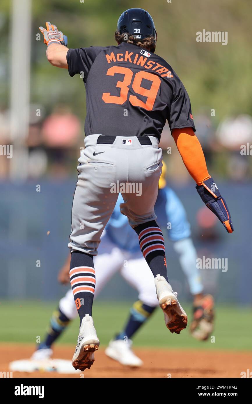Port Charlotte, FL: l'esterno destro dei Detroit Tigers Zach McKinstry (39) salta per evitare un pallone mentre si dirige verso la seconda base durante un allenamento primaverile della MLB Foto Stock