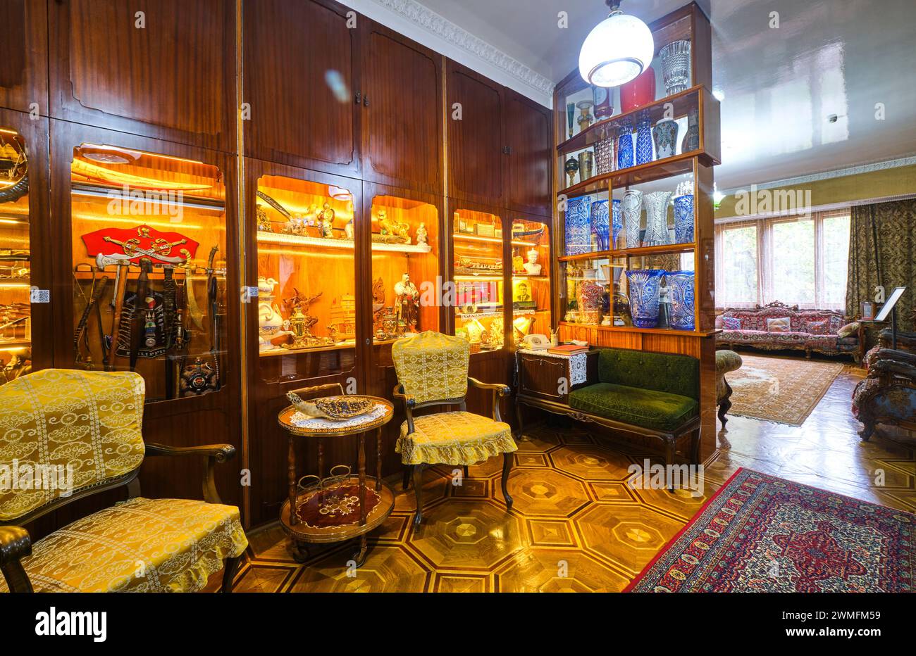 Vista interna della sala d'ingresso con cassa piena di vasi, regali politici, tra cui un alligatore di Castro. Al primo segretario comunista Dinm Foto Stock