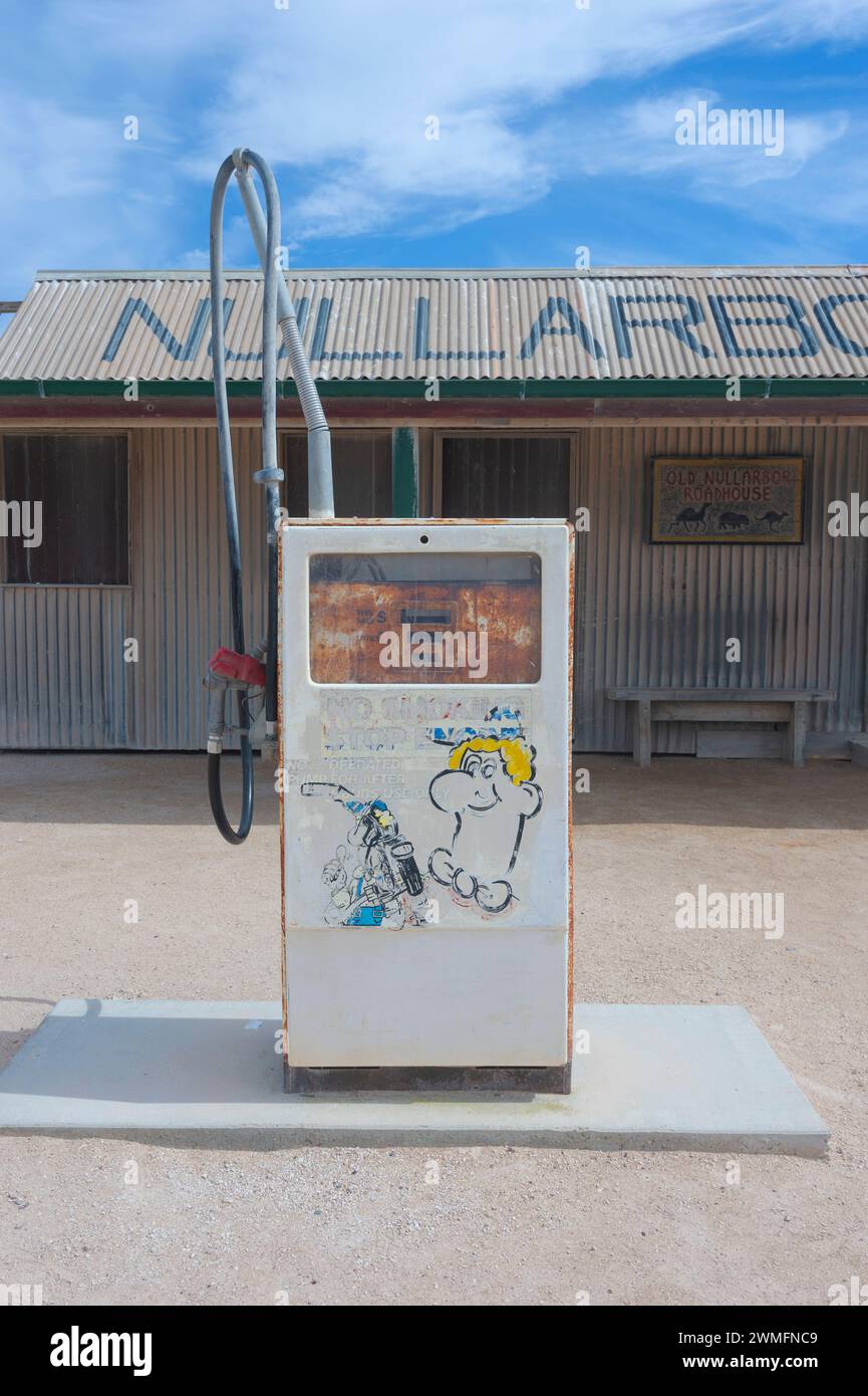 Vecchia stazione di servizio presso la storica Nullarbor Roadhouse, Eyre Highway, Nullarbor, South Australia, SA, Australia Foto Stock