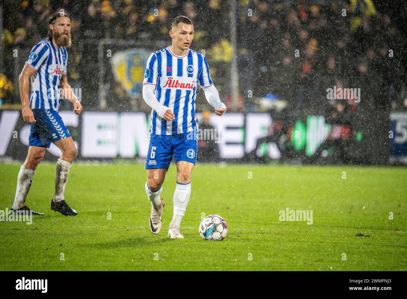 Odense, Danimarca. 25 febbraio 2024. Sven Köhler (6) di OB visto durante il 3F Superliga match tra Odense BK e Broendby IF al Nature Energy Park di Odense. (Photo Credit: Gonzales Photo/Alamy Live News Foto Stock