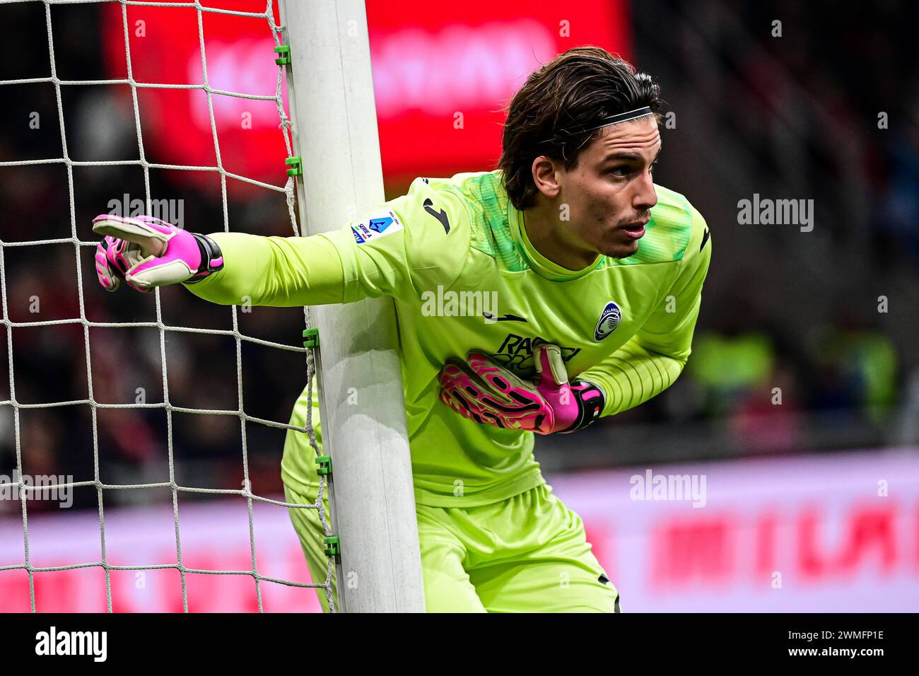 Milano, Italia il 25 febbraio 2024. Marco Carnesecchi, portiere italiano n. 29 dell'Atalanta, in azione durante la partita di calcio di serie A tra l'AC Milan e l'Atalanta allo Stadio San Siro di Milano, Italia il 25 febbraio 2024 crediti: Piero Cruciatti/Alamy Live News Foto Stock