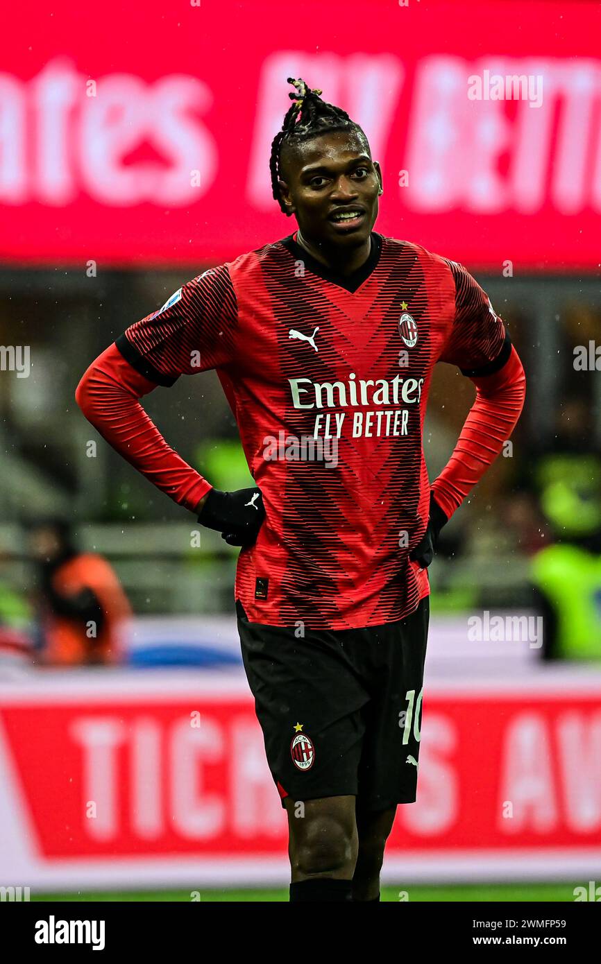 Milano, Italia il 25 febbraio 2024. Rafael Leao, l'attaccante portoghese dell'AC Milan n. 10, in azione durante la partita di calcio di serie A tra l'AC Milan e l'Atalanta allo Stadio San Siro di Milano, Italia, il 25 febbraio 2024 Credit: Piero Cruciatti/Alamy Live News Foto Stock