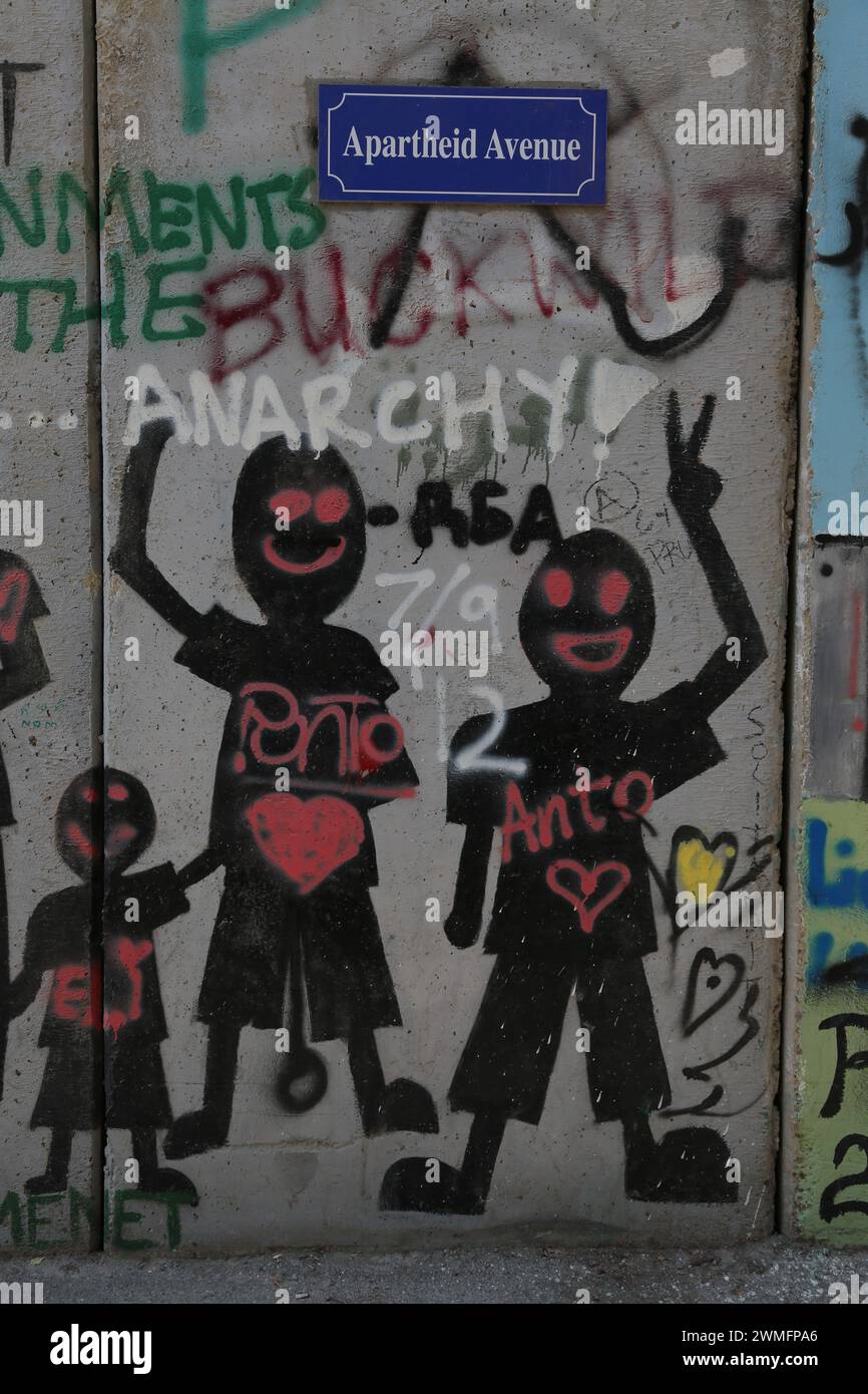 © Manoel Penicaud/le Pictorium/MAXPPP - Bethleem 06/08/2015 Manoel Penicaud/le Pictorium - 06/08/2015 - Cisjordanie/Bethleem - Graffitis sur 'Apartheid Avenue' A l'entree de Bethleem, le mur de Separation ou de Protection est devenu un lieu d'Expression politique pour des artistes du Banksy entier, ecc. (tel.) Le cas de l'icone 'Notre Dame qui fait tomber les murs' dessinee par Ian Knowles a cote du check-point est emblematique de la mobilization de la figure de Marie, partagee par les chretiens et les musulmans. - /06/08/2015 - Cisgiordania/Betlemme - Graffitis su 'Apa Foto Stock