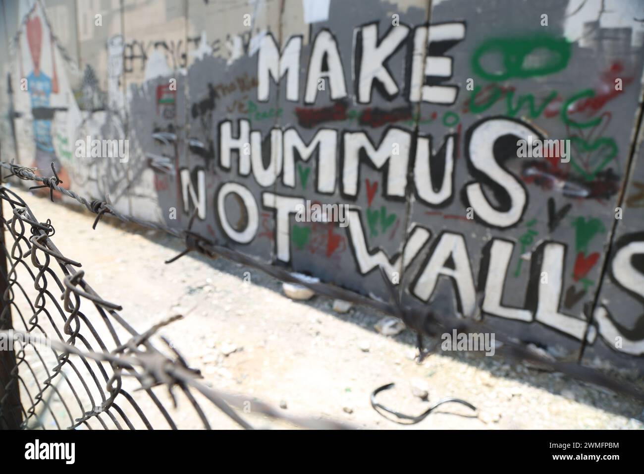 © Manoel Penicaud/le Pictorium/MAXPPP - Bethleem 06/08/2015 Manoel Penicaud/le Pictorium - 06/08/2015 - Cisjordanie/Bethleem - 'Make hummus not walls', graffiti de Benji Boyadgian. A l'entree de Bethleem, le mur de Separation ou de Protection est devenu un lieu d'Expression politique pour des artistes du monde entier (tel Banksy, ecc.). Le cas de l'icone 'Notre Dame qui fait tomber les murs' dessinee par Ian Knowles a cote du check-point est emblematique de la mobilization de la figure de Marie, partagee par les chretiens et les musulmans. - /06/08/2015 - Cisgiordania/Betlemme Foto Stock