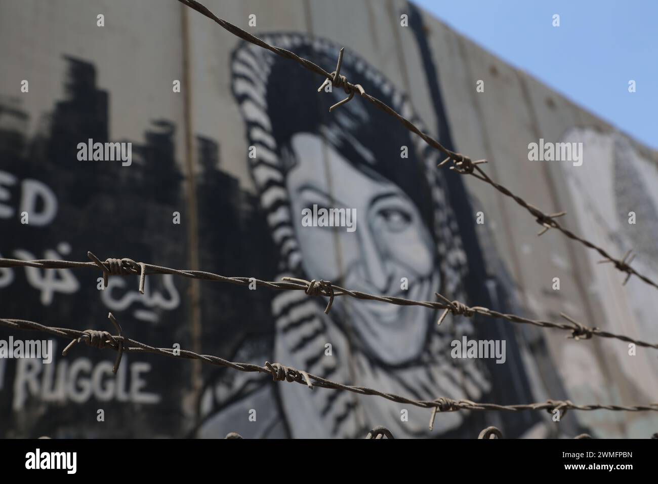 © Manoel Penicaud/le Pictorium/MAXPPP - Bethleem 06/08/2015 Manoel Penicaud/le Pictorium - 06/08/2015 - Cisjordanie/Bethleem - Barbeles et portrait de Leila Khaled, militante du FPLP. A l'entree de Bethleem, le mur de Separation ou de Protection est devenu un lieu d'Expression politique pour des artistes du monde entier (tel Banksy, ecc.). Le cas de l'icone 'Notre Dame qui fait tomber les murs' dessinee par Ian Knowles a cote du check-point est emblematique de la mobilization de la figure de Marie, partagee par les chretiens et les musulmans. - /06/08/2015 - Cisgiordania/Bethleh Foto Stock