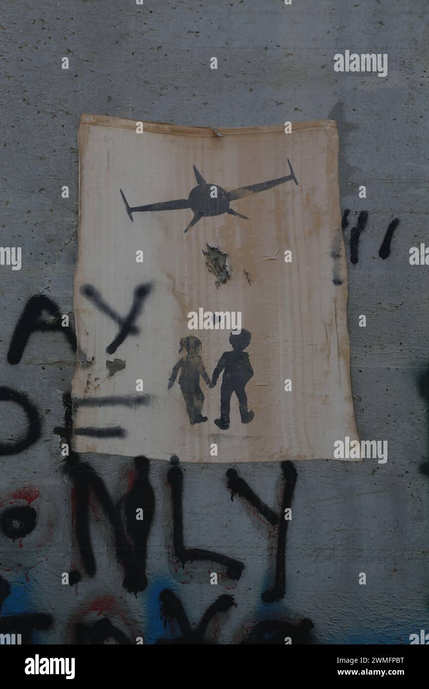© Manoel Penicaud/le Pictorium/MAXPPP - Bethleem 06/08/2015 Manoel Penicaud/le Pictorium - 06/08/2015 - Cisjordanie/Bethleem - Graffiti sur le mur A l'entree de Bethleem, le mur de Separation ou de Protection est devenu un lieu d'Expression politique pour des artistes du monde entier (tel Banksy, etc). Le cas de l'icone 'Notre Dame qui fait tomber les murs' dessinee par Ian Knowles a cote du check-point est emblematique de la mobilization de la figure de Marie, partagee par les chretiens et les musulmans. - /06/08/2015 - Cisgiordania/Betlemme - graffiti sul muro Foto Stock