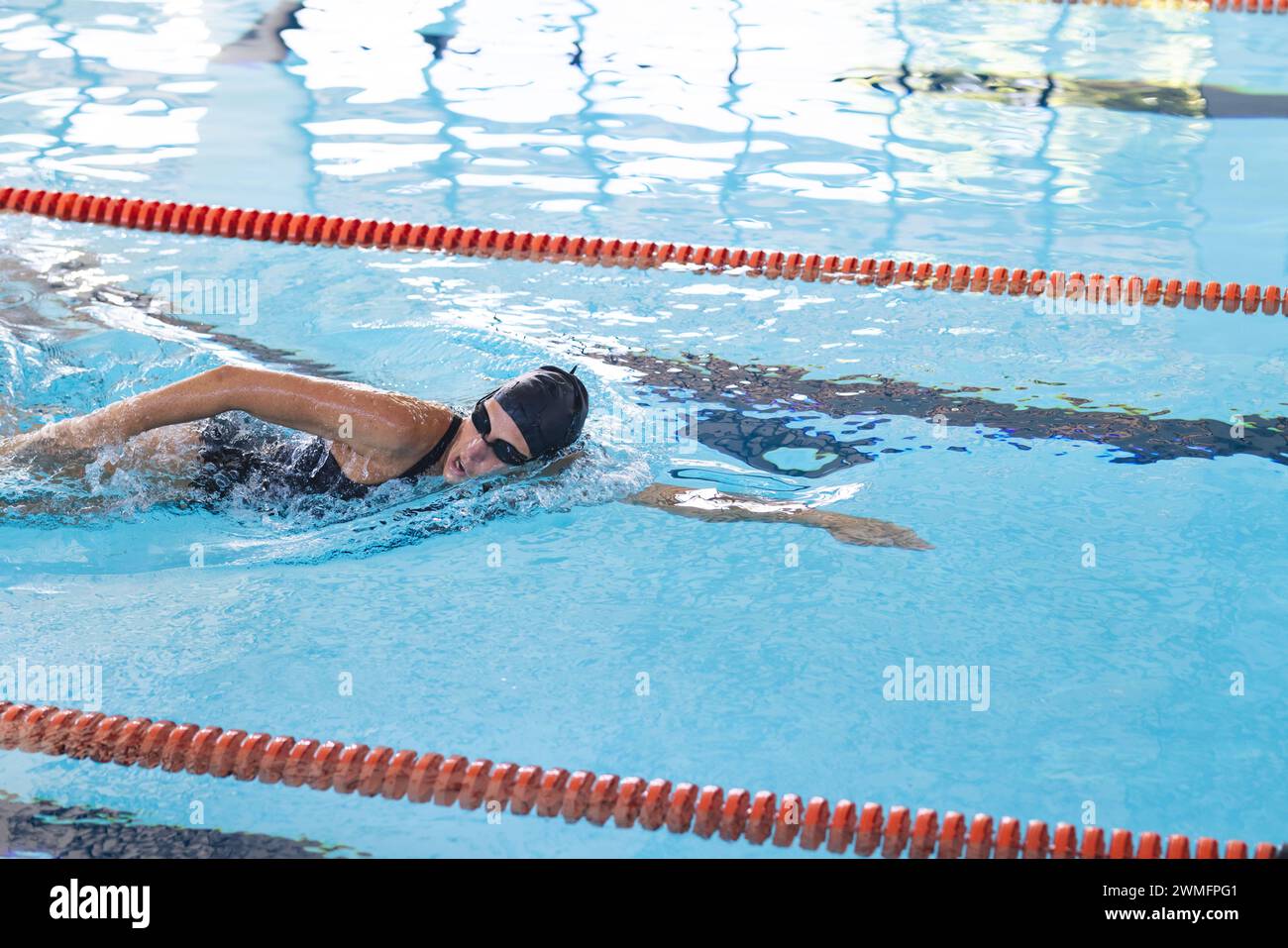 Nuotate in azione in una piscina coperta Foto Stock