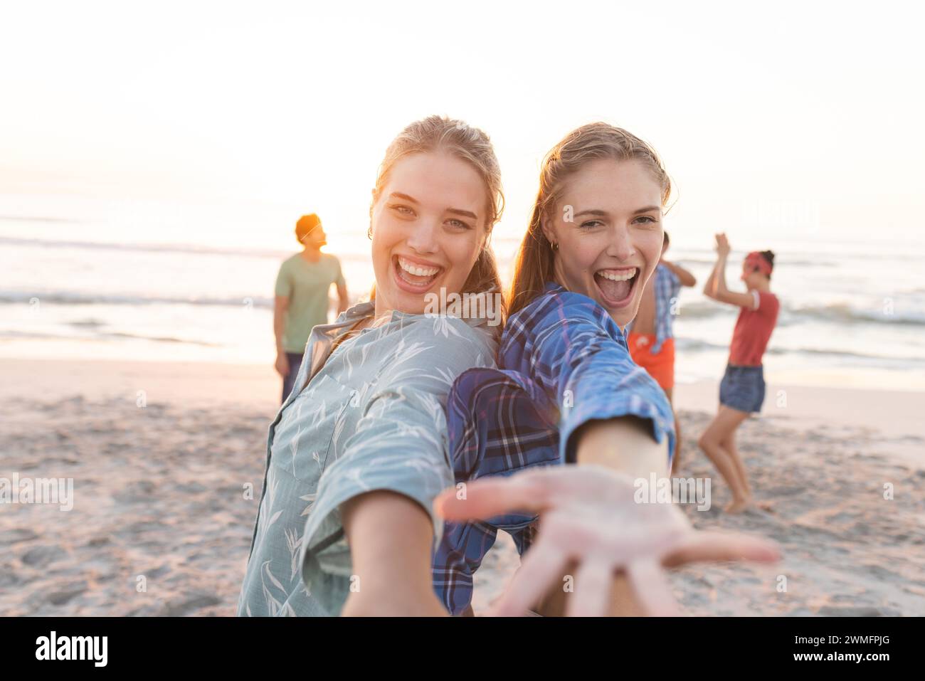 Le amiche caucasiche scattano un selfie sulla spiaggia, con spazio di copia Foto Stock