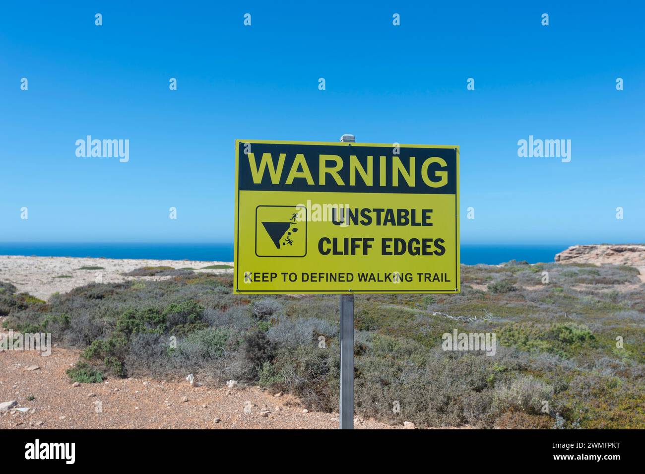 Cartello di avvertenza "Unstable Cliff Edges", Great Australian Bight, Nullarbor, South Australia, SA, Australia Foto Stock