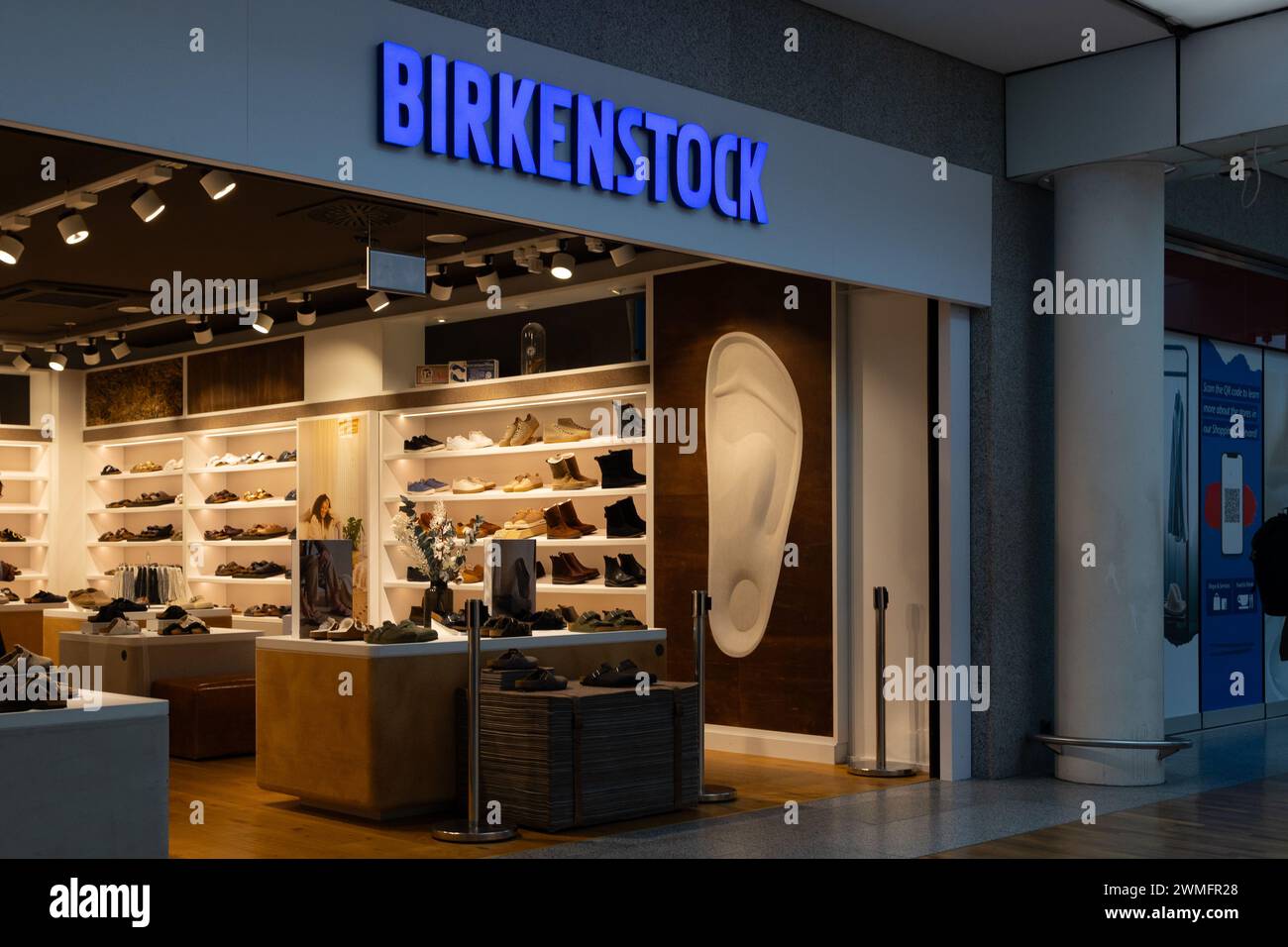 Aeroporto di Francoforte, Germania - 19 febbraio 2024: Ingresso del negozio Birkenstock nel centro commerciale dell'aeroporto. Birkenstock è una manifattura di scarpe tedesca Foto Stock