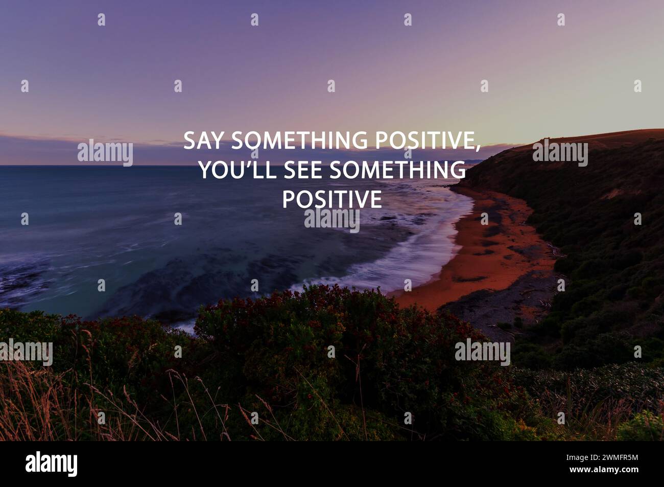 Il paesaggio del tramonto con citazioni ispiratrici dicono qualcosa di positivo, vedrai qualcosa di positivo Foto Stock