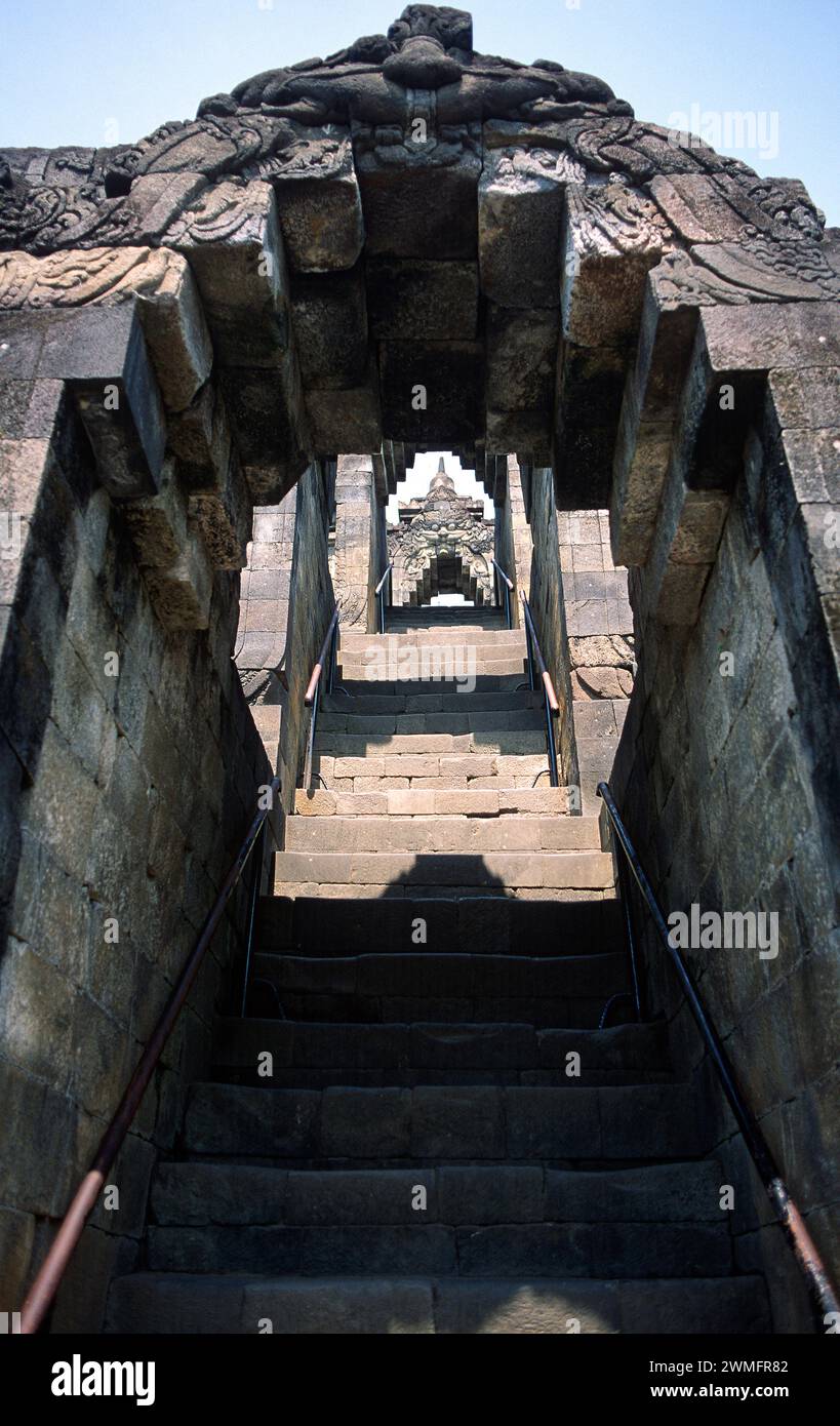 Borobudur o Barabudur è un tempio buddista Mahayana del 7 ° secolo. Archi di Kala. Magelang, Java, Indonesia. Foto Stock