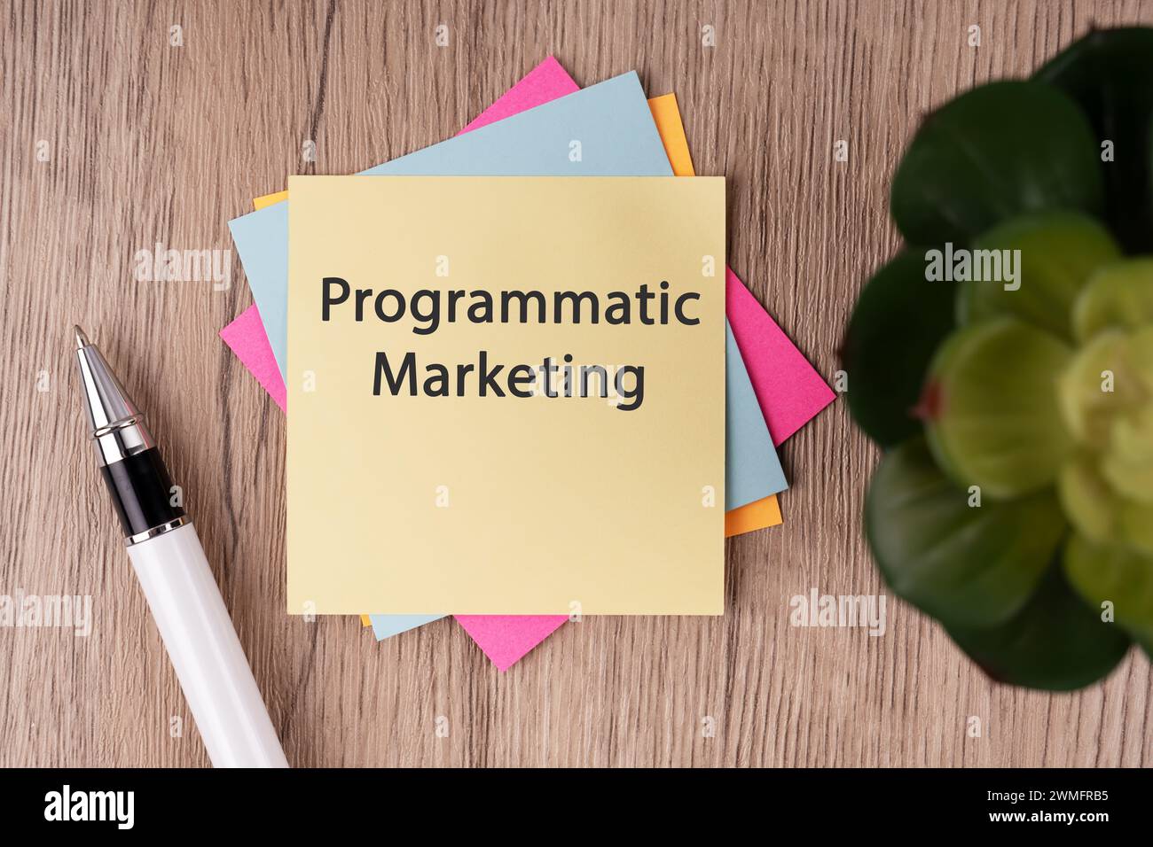 Testo di marketing programmatico sulla nota adesiva Foto Stock