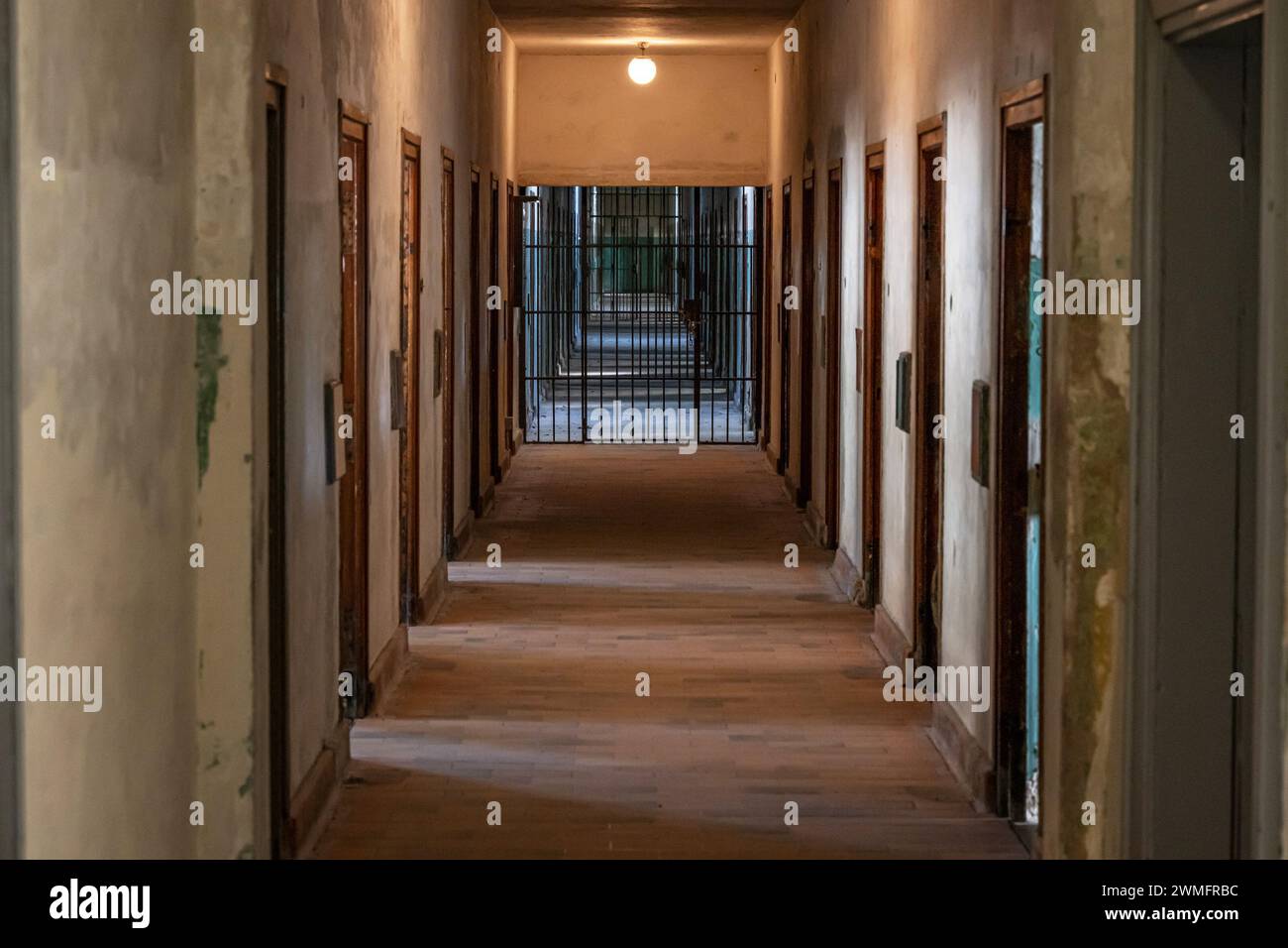 Il campo di Dachau, il primo campo di concentramento in Germania durante la seconda guerra mondiale, edifici storici celle carcerarie. Foto Stock