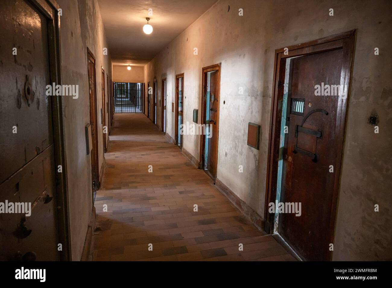 Il campo di Dachau, il primo campo di concentramento in Germania durante la seconda guerra mondiale, edifici storici celle carcerarie. Foto Stock