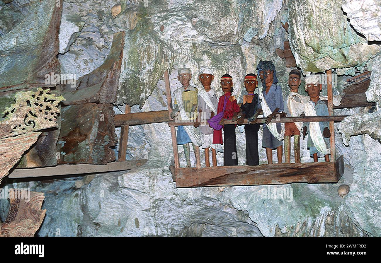 Tana Toraja, grotta di sepoltura con effigies Tau tau. Sulawesi, Indonesia. Foto Stock