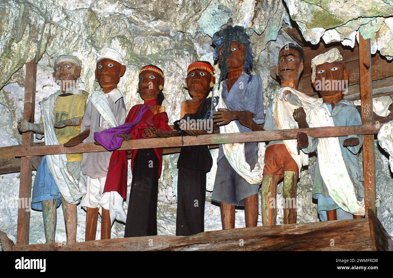 Tana Toraja, grotta di sepoltura con effigies Tau tau. Sulawesi, Indonesia. Foto Stock