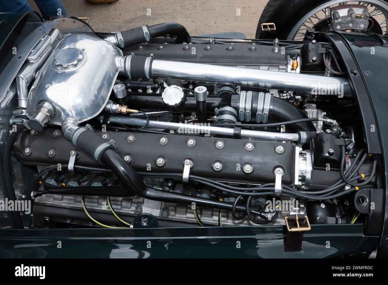 Primo piano della Engine Bay di una versione continuativa della leggendaria BRM V16 Formula 1 pre-bellica, al Silverstone Festival 2023. Foto Stock