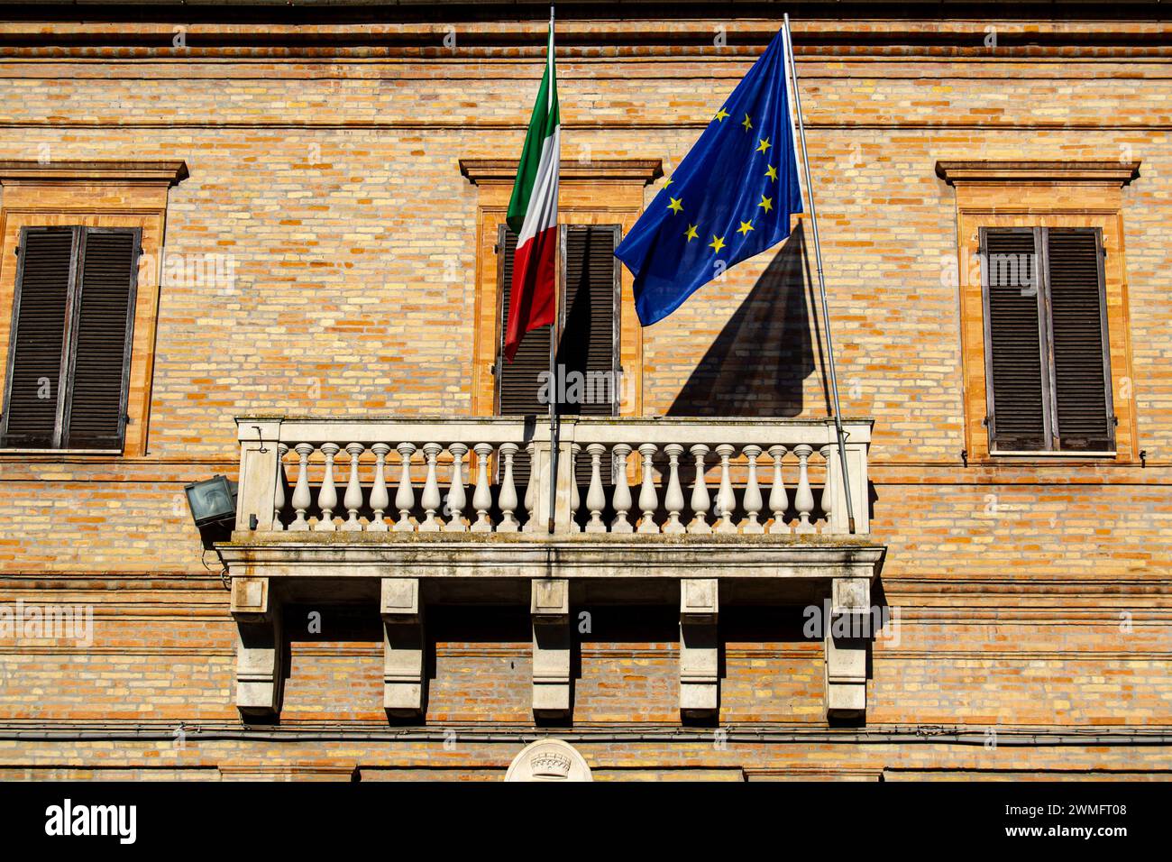 Comune di Monte Urano - Balcone con bandiera italiana e bandiera europea. Foto perfetta da utilizzare per la campagna elettorale di Monte Urano. Foto Stock