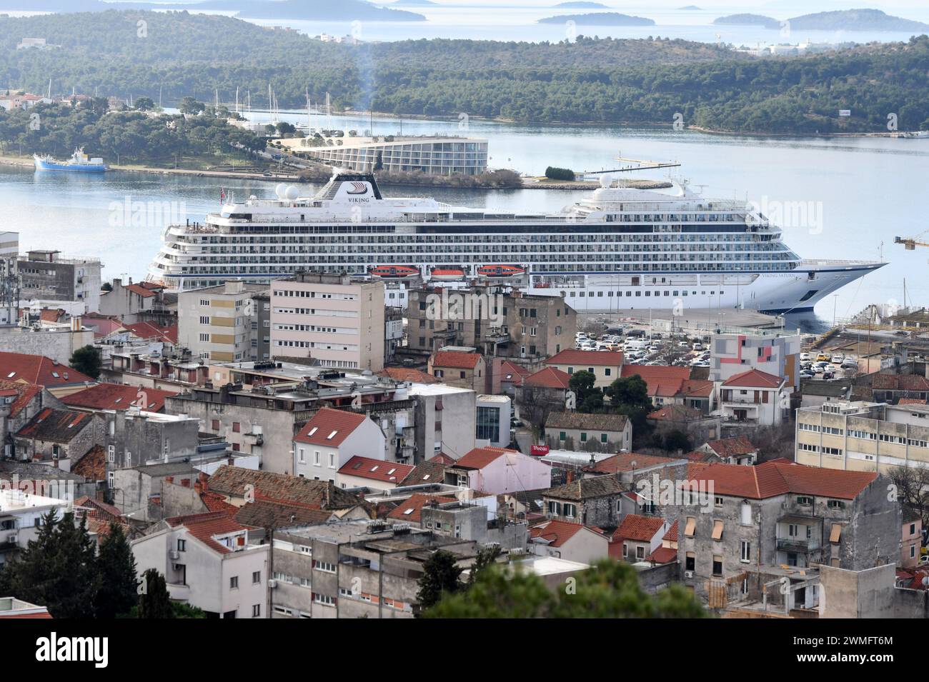 Sibenik, Croazia. 26 febbraio 2024. La prima nave da crociera di questa stagione, la Viking saturn, attraccò nel porto di Sibenik a Sibenik, Croazia, il 26. Febbraio 2024. Viking Saturn ha debuttato nel 2023 e questa stagione sta navigando in tutto il mondo su 43 itinerari di crociera unici. Attualmente 930 passeggeri stanno godendo di una crociera mediterranea. Foto: Hrvoje Jelavic/PIXSELL credito: Pixsell/Alamy Live News Foto Stock