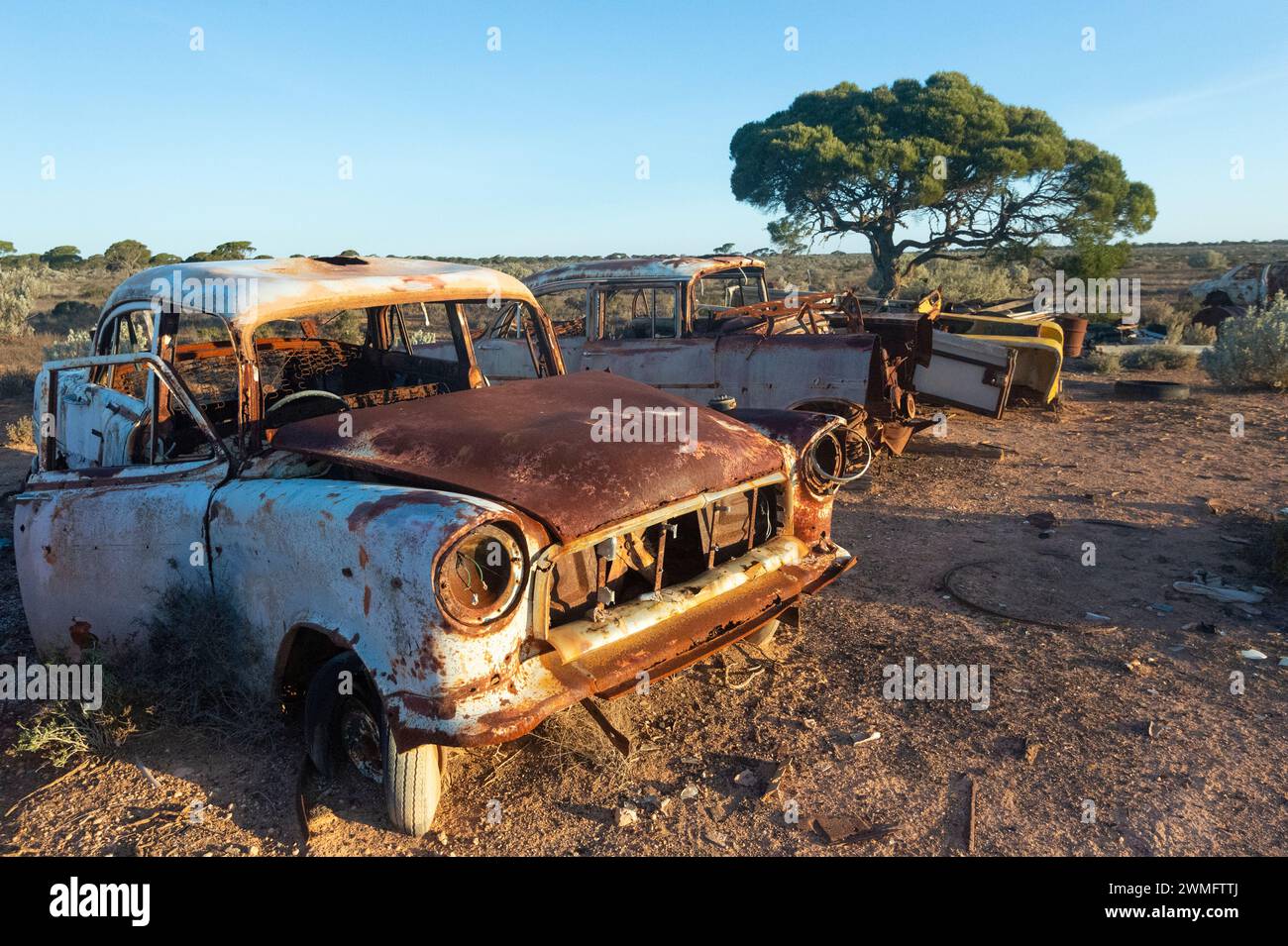 Vecchia auto arrugginita abbandonata vicino alla Old Eyre Highway a Koonalda Homestead, Nullarbor, South Australia, SA, Australia Foto Stock