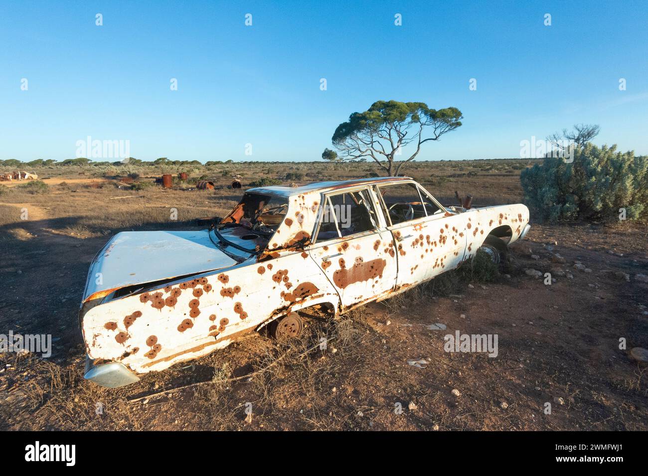 Vecchia auto arrugginita abbandonata vicino alla Old Eyre Highway a Koonalda Homestead, Nullarbor, South Australia, SA, Australia Foto Stock