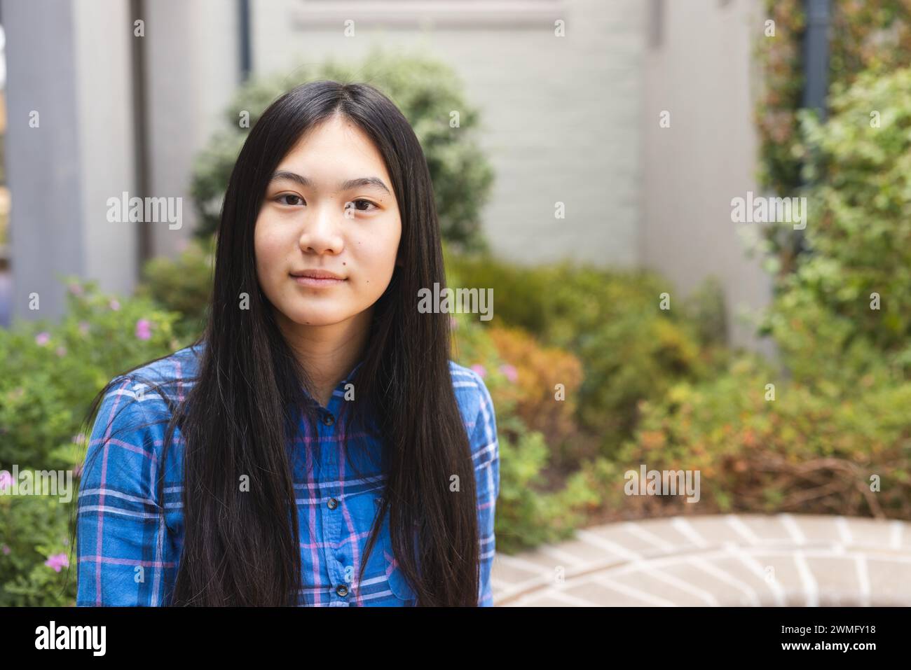 Adolescente ragazza asiatica sorride dolcemente all'aperto, con spazio per copiare Foto Stock