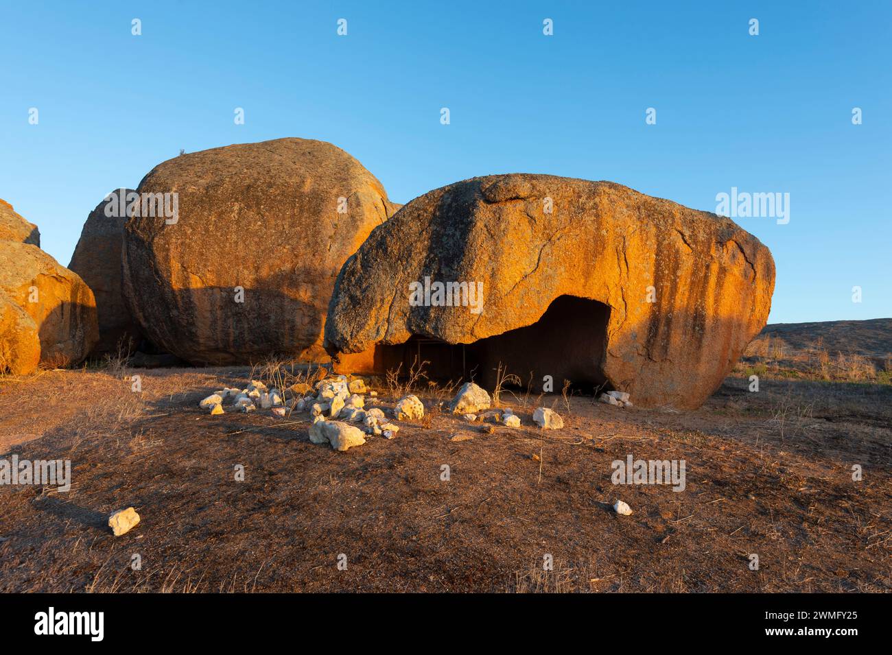 Vista panoramica di Wattle Grove Rock e un palo a vento, Wudinna, penisola di Eyre, Australia meridionale, SA, Australia Foto Stock