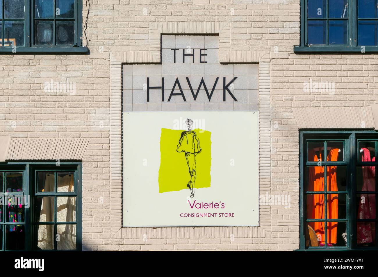 Fai shopping davanti a The Hawk, Valerie's, Halesworth, Suffolk, Inghilterra, ex casa pubblica del Regno Unito Foto Stock
