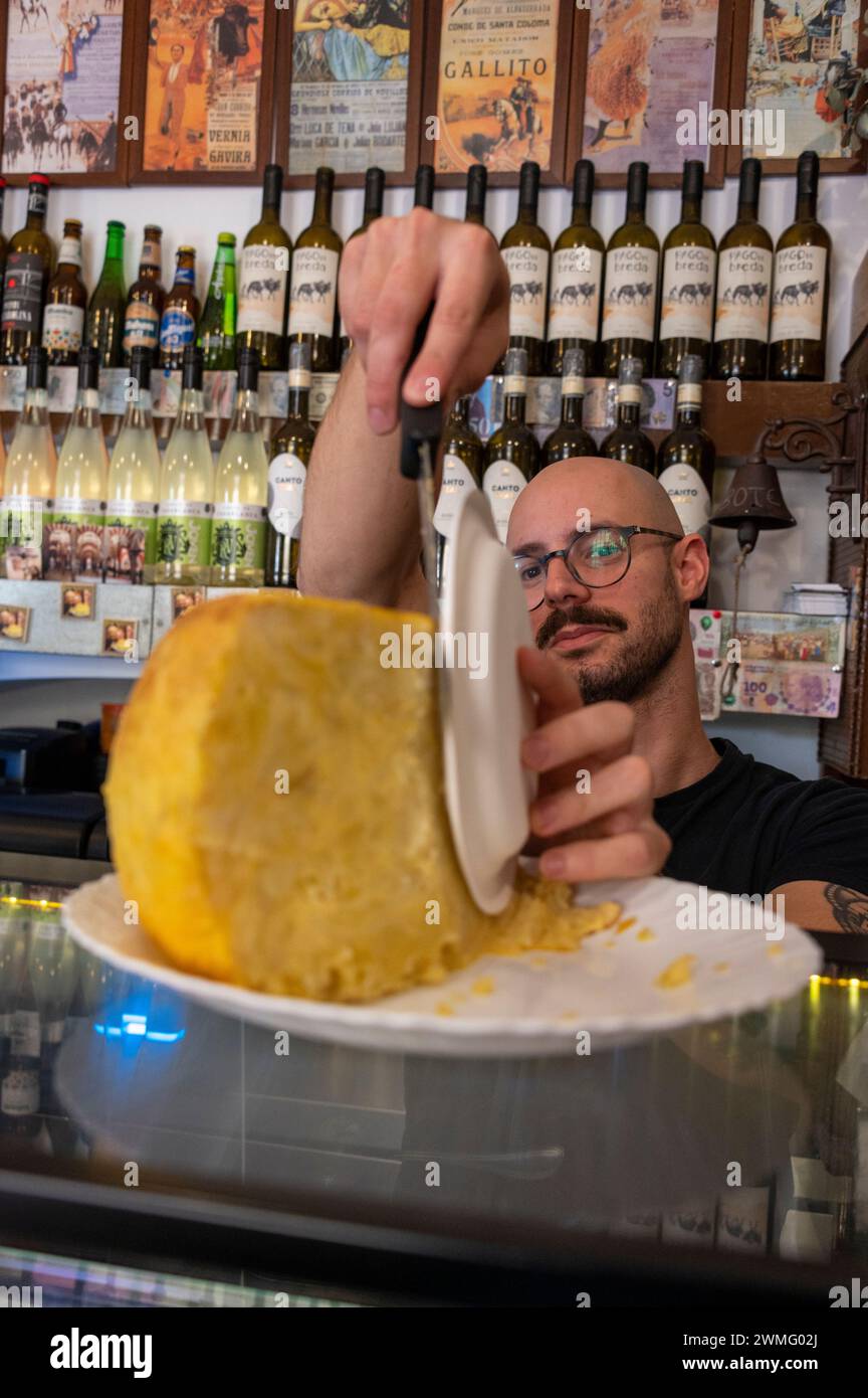 Tortilla Espanola, alta 15 cm, è un'omelette spagnola composta da 30 uova e 7 kg di patate. E' servito in un piccolo bar chiamato Bar Santos di fronte Foto Stock