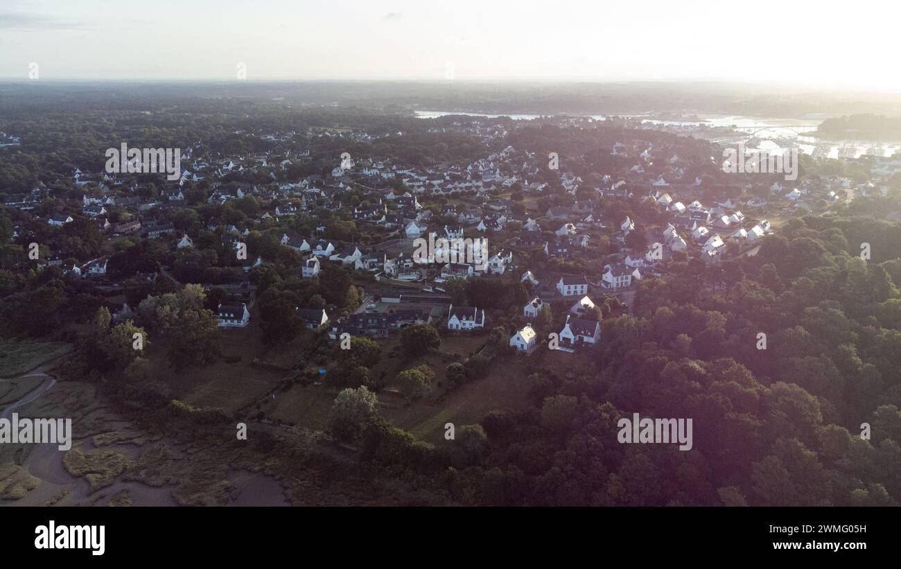 Francia, Bretagna, Morbihan, la Trinite-sur-Mer il 2022-07-25. Fotografia aerea estiva della città di la Trinite-sur-Mer, un famoso porto e spiaggia Foto Stock