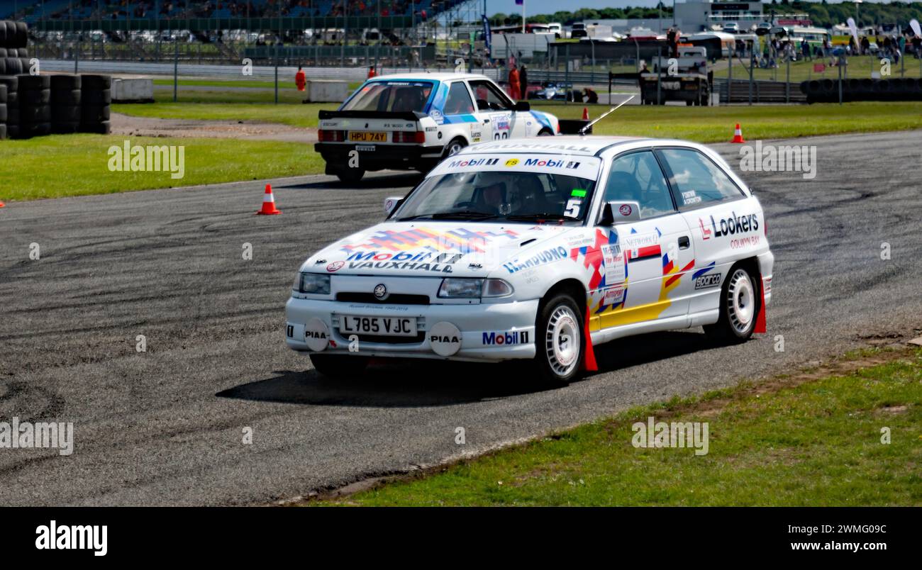 Un 1993, Vauxhall Astra nella dimostrazione di rally Slowly Sideways Rally Demonstration, al Silverstone Festival 2023 Foto Stock