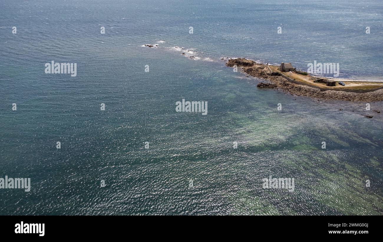 Francia, Bretagna, Morbihan, la Trinite-sur-Mer il 2022-07-25. Fotografia aerea estiva della città di la Trinite-sur-Mer, un famoso porto e spiaggia Foto Stock